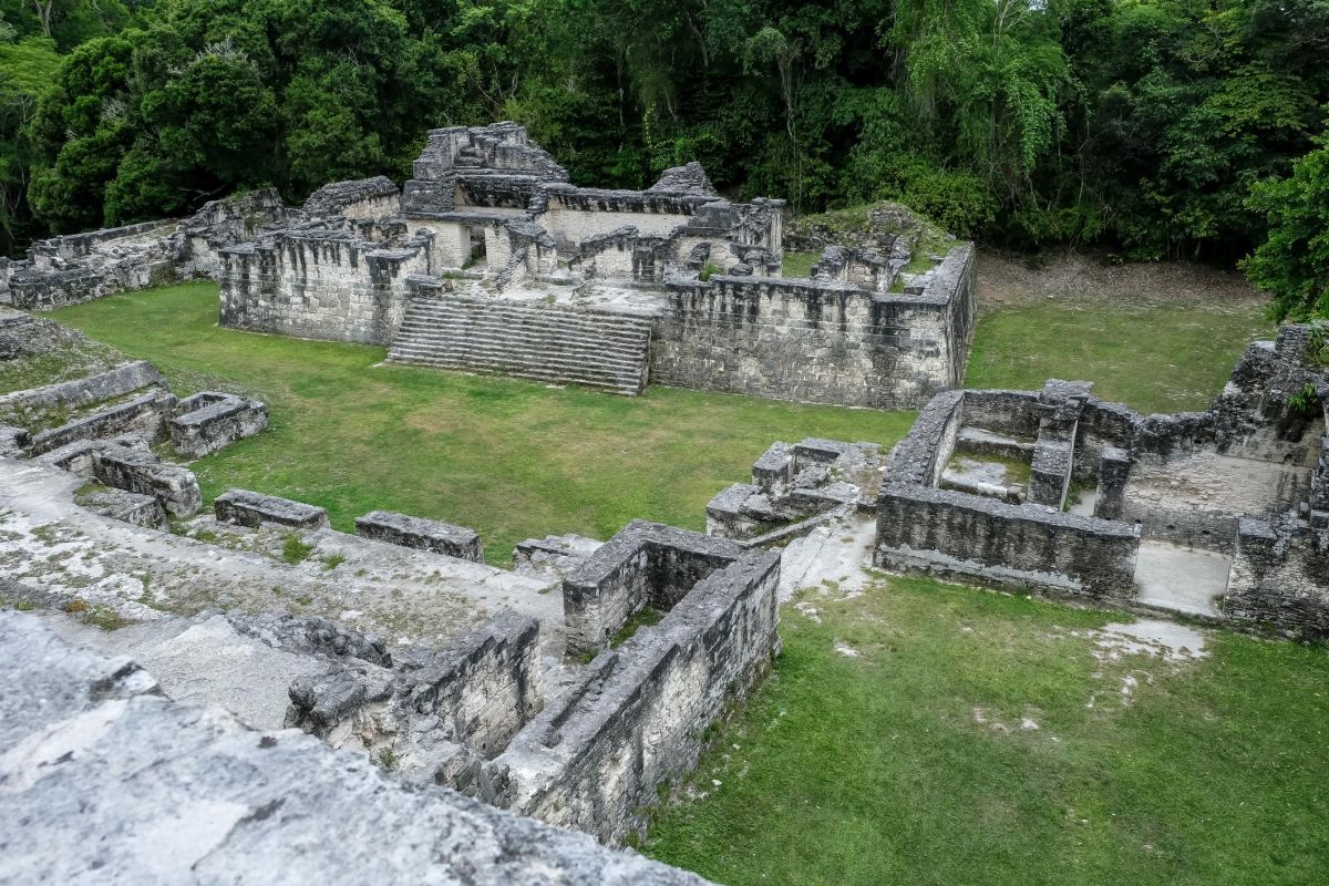 Guía Turística de la Acrópolis Central de Tikal, Petén, Guatemala