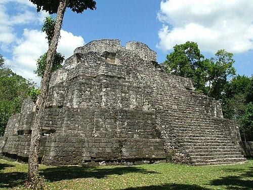 Guía Turística de la Acrópolis Sur de Yaxhá, Petén, Guatemala