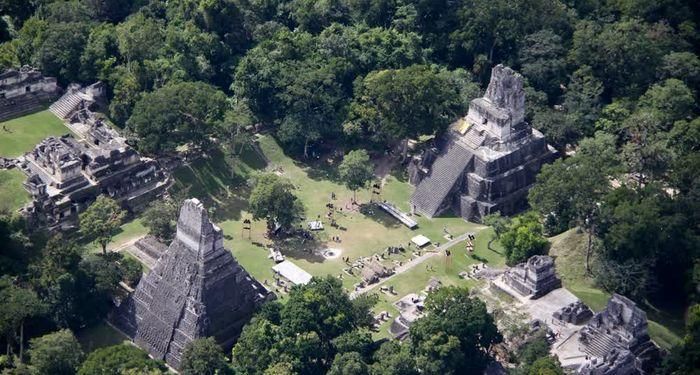 Guía Turística de la Plaza de los Siete Templos, Tikal, Petén, Guatemala