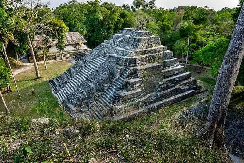 Guía Turística de los Complejos Astronómicos de Yaxhá, Petén, Guatemala