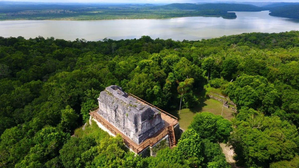 Guía Turística del Templo 216 de Yaxhá, Petén, Guatemala